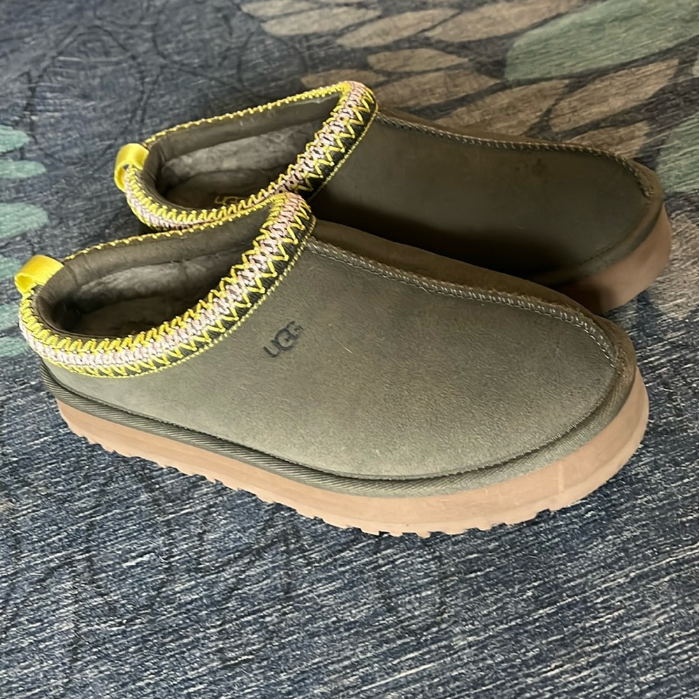 UGG Tazz platform - Grade School size 6
